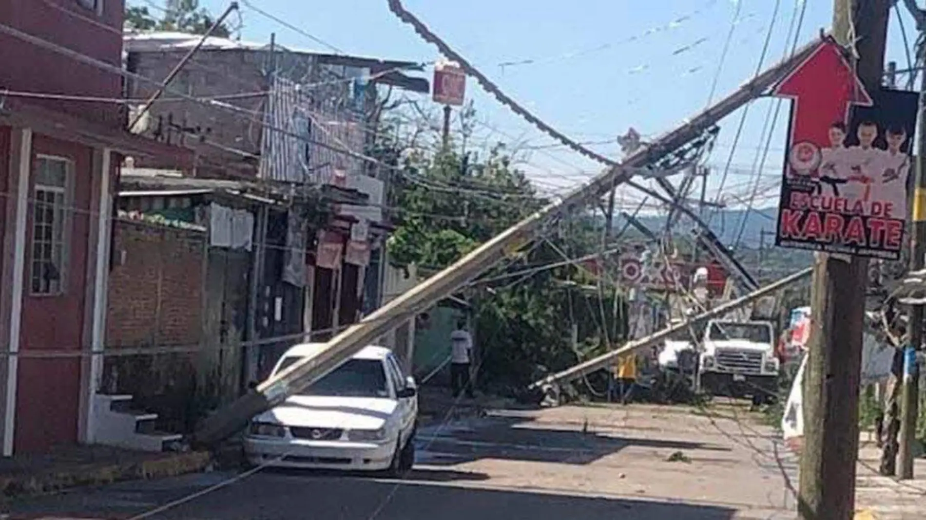 Una intensa tormenta azotó Izúcar de Matamoros provocó  la caída de tres postes de energía eléctrica